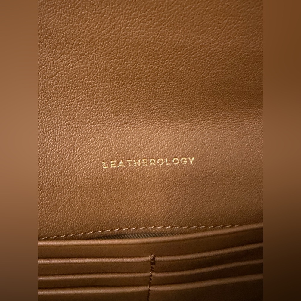 Leatherology leather envelope Tan Crossbody Bag NWOT - Picture 9 of 12